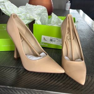 New in box Sam Edelman beige patent pumps